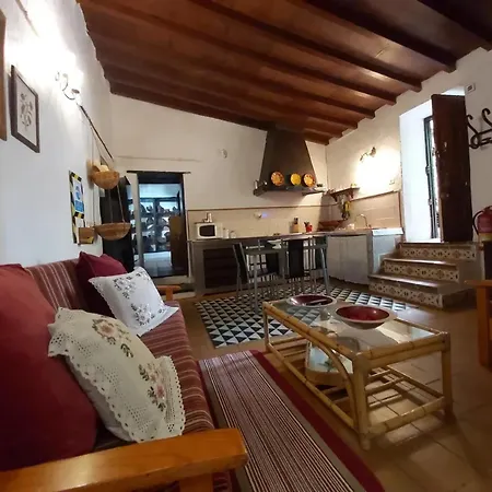 Charming House With Shared Pool In Vakantiehuis La Laguna (Tenerife)